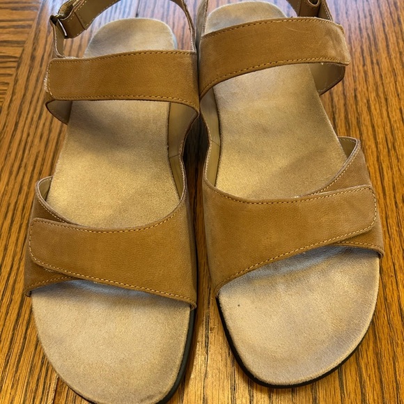 Easy Spirit Tan Leather Adjustable Strap Sandals Size 11W - Picture 1 of 10